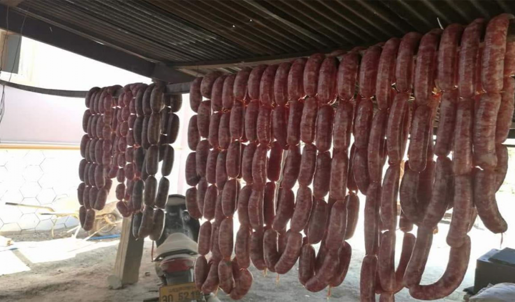 Xiengkhuang sausages hanging in the roll