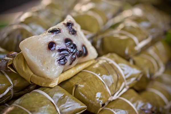 https://blog.takemetour.com/6-traditional-thai-sweets/thai_sweets_kao_tom_mud/